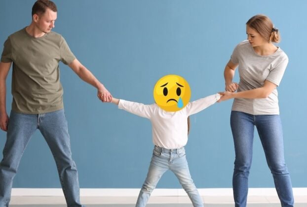 Homem e mulher puxando uma criança em sentidos opostos, representando disputa de guarda; exemplo da guarda compartilhada no Brasil em 2025.