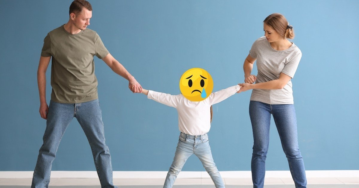 Homem e mulher puxando uma criança em sentidos opostos, representando disputa de guarda; exemplo da guarda compartilhada no Brasil em 2025.